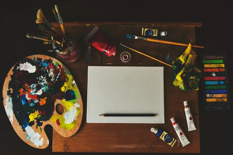 Pinturas abstractas y coloridas en un estudio de arte.