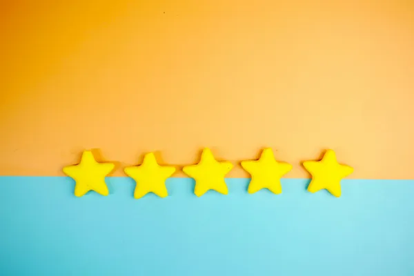 Clientes satisfechos dando testimonios