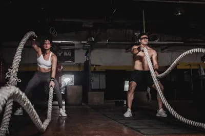 Gimnasio moderno con equipos de entrenamiento