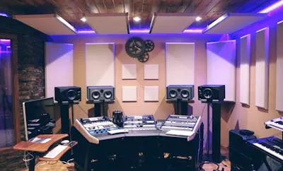 Guitarra acústica y micrófono en estudio de grabación