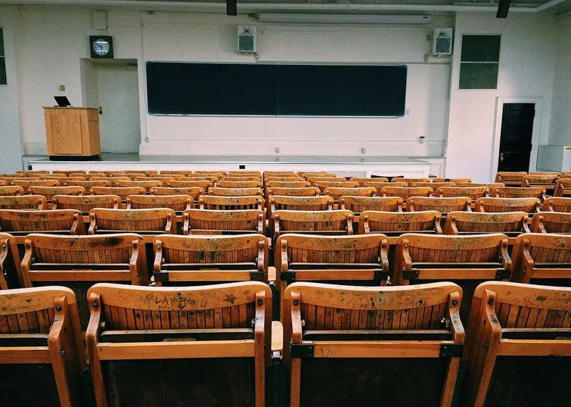 Estudiantes en un aula moderna con tecnología educativa.