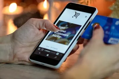 Carrito de compras online con productos y tarjeta de crédito