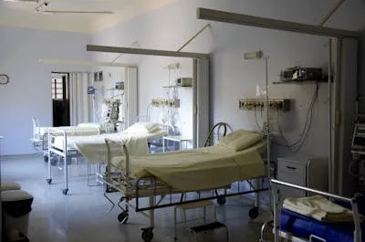 Estetoscopio y equipos médicos sobre mesa blanca