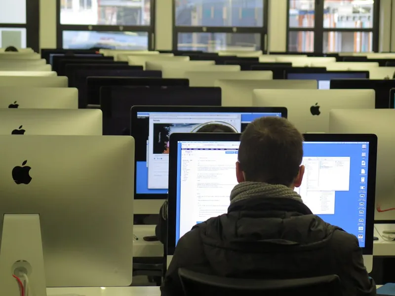 Estudiantes colaborando en un proyecto escolar.