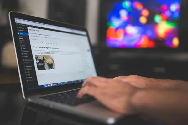 Persona creando contenido de valor