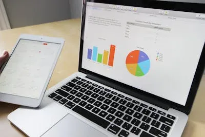 Equipo de marketing trabajando con gráficos y estrategias