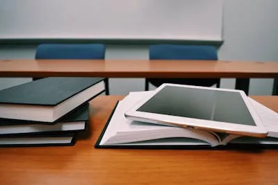Aula moderna con estudiantes y tecnología educativa