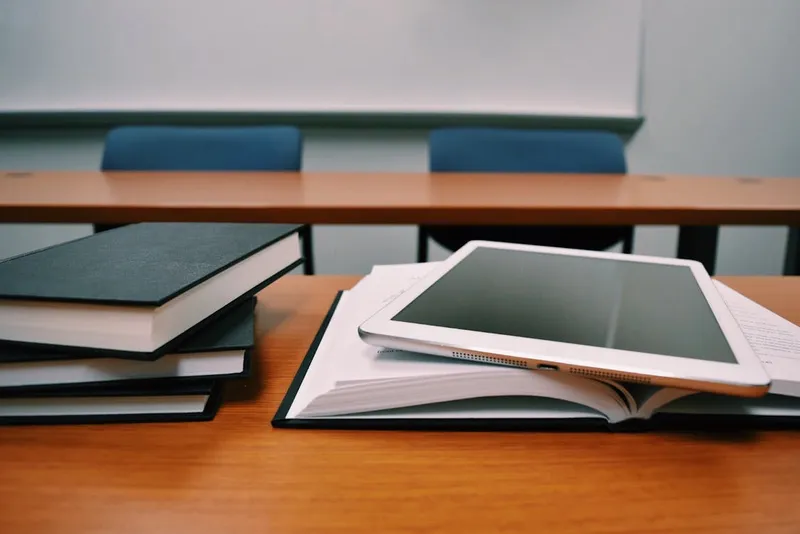 Aula moderna con estudiantes y tecnología educativa.