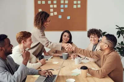 Reunión de negocios con gráficos y documentos