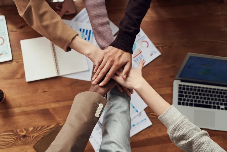 Equipo de una agencia de desarrollo web en una reunión de estrategia en Barcelona