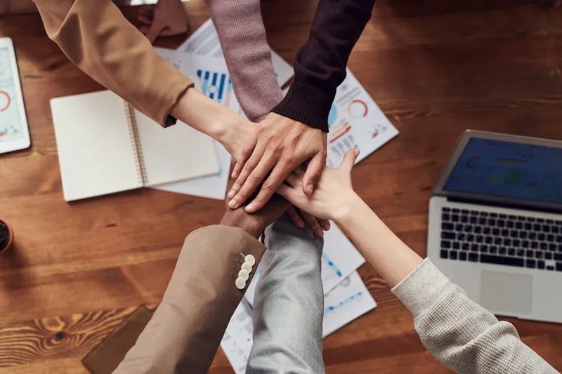 Consultores analizando datos y gráficos en una reunión.