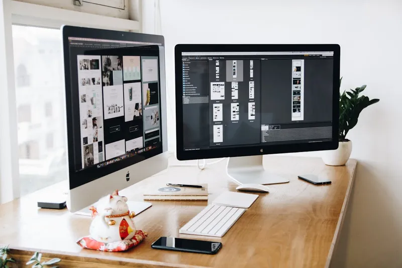 Diseñador gráfico trabajando en una tableta digital.