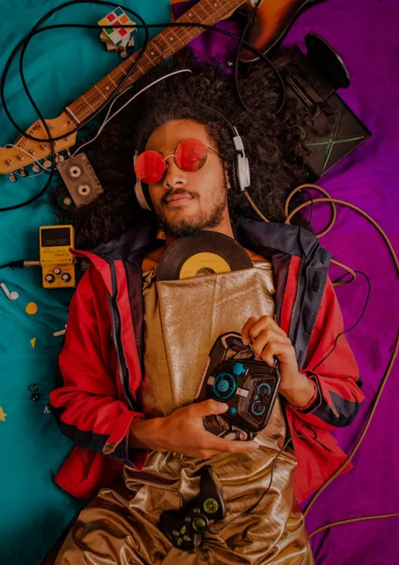 DJ mezclando música en una mesa de mezclas.