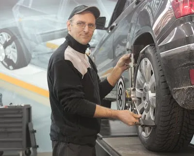 Taller mecánico con herramientas y vehículo en reparación