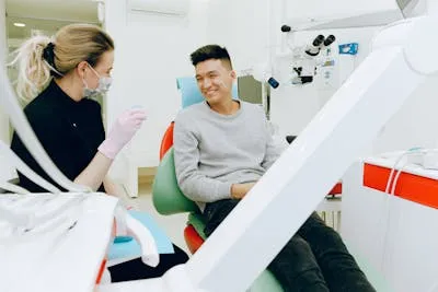 Consultorio dental moderno con equipos profesionales
