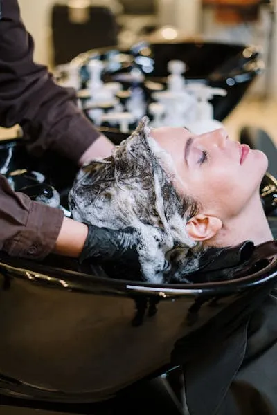 Salón de belleza moderno con ambiente relajante
