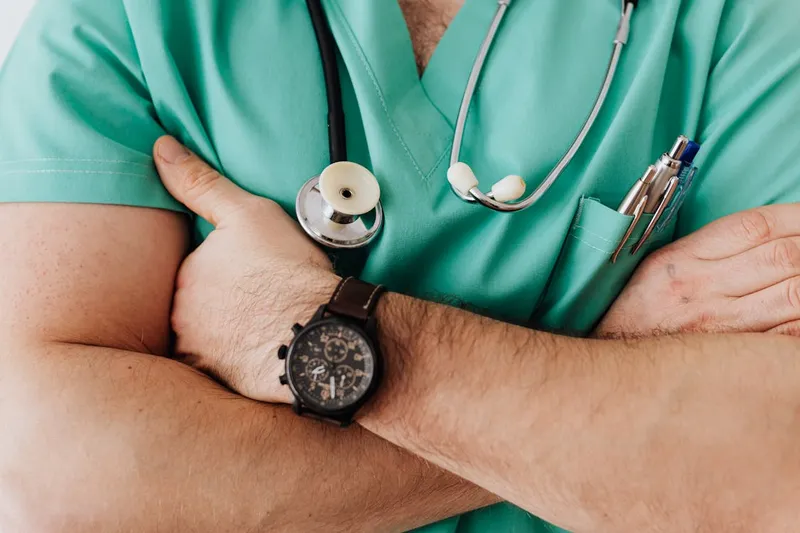 Profesionales de la salud en una clínica moderna.