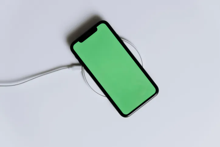 Persona usando un smartphone para interactuar con una app