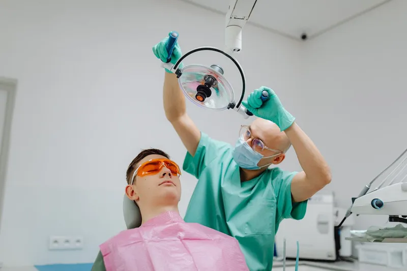 Equipo dental moderno en una clínica.