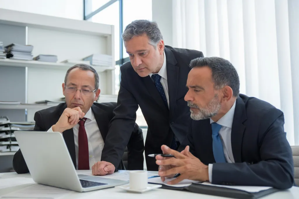 Despacho moderno con profesionales trabajando