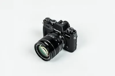 Cámara profesional con lentes y equipo fotográfico
