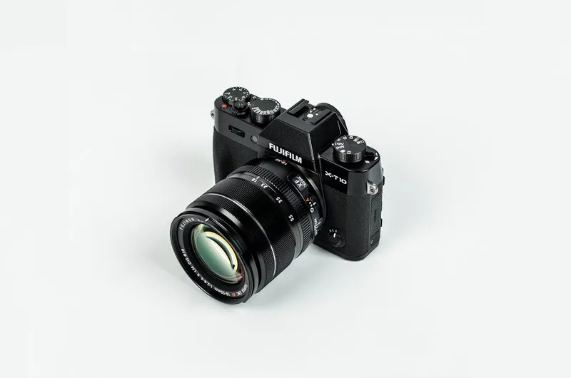 Cámara profesional con lentes y equipo fotográfico.