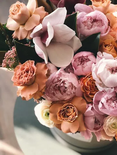 Arreglo floral colorido con rosas y flores variadas
